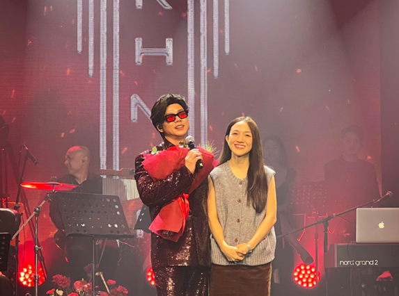 Phan Đinh T&ugrave;ng đ&oacute;n tuổi 50 ở H&agrave; Nội, tặng NSND Tự Long nhẫn kim cương - Ảnh 8.