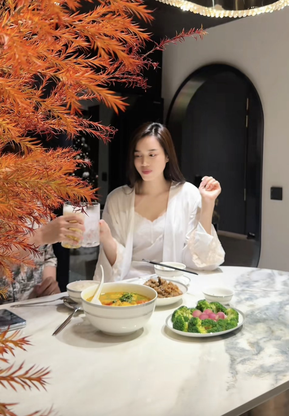 Quyết định quan trọng của Đỗ H&agrave; sau 2 th&aacute;ng kết h&ocirc;n với thiếu gia tập đo&agrave;n Sơn Hải- Ảnh 6.