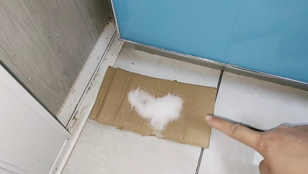 Mẹ t&ocirc;i dạy: Chỉ cần 1 nắm muối ở g&oacute;c bếp - kh&ocirc;ng l&agrave;m l&agrave; m&ugrave;i &aacute;m, dầu mỡ b&aacute;m k&iacute;n v&agrave; bếp nhanh xuống cấp- Ảnh 2.