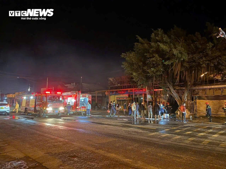 Ch&aacute;y nh&agrave; Đắk Lắk khiến 4 người tử vong: Camera ghi lại khoảnh khắc kinh ho&agrave;ng - Ảnh 1.