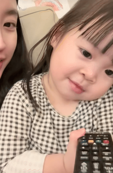 N&oacute;i c&ograve;n chưa s&otilde;i, &aacute;i nữ nh&agrave; Đỗ Mỹ Linh đ&atilde; khiến d&acirc;n mạng tan chảy v&igrave; qu&aacute; kh&eacute;o "nịnh ba"- Ảnh 1.