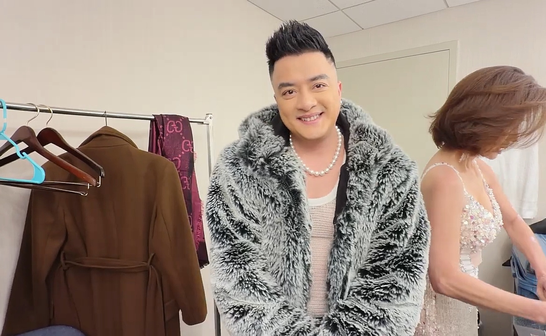 Cao Th&aacute;i Sơn đi Mỹ, n&oacute;i l&iacute; do kh&ocirc;ng sinh th&ecirc;m con- Ảnh 1.