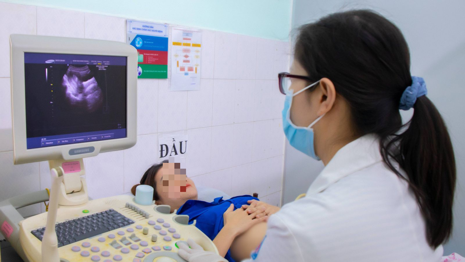 Hơn 50% nam giới có bất thường tinh dịch đồ qua khám tiền hôn nhân tại Bệnh viện Hùng Vương - Ảnh 1.