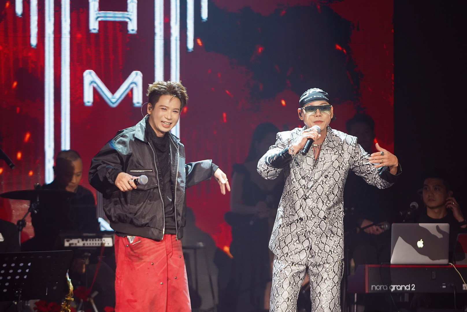 Phan Đinh Tùng đón tuổi 50 ở Hà Nội, tặng NSND Tự Long nhẫn kim cương - Ảnh 2.