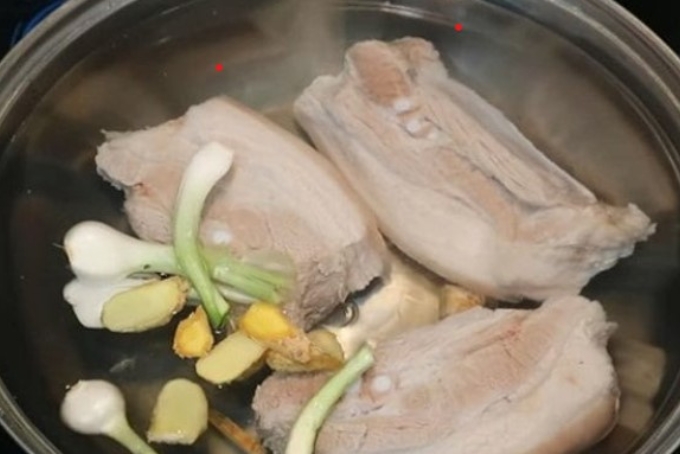 Chỉ cần l&agrave;m đ&uacute;ng 4 bước n&agrave;y, thịt lợn nấu kiểu g&igrave; cũng ngọt mềm, kh&ocirc;ng dai - Ảnh 1.