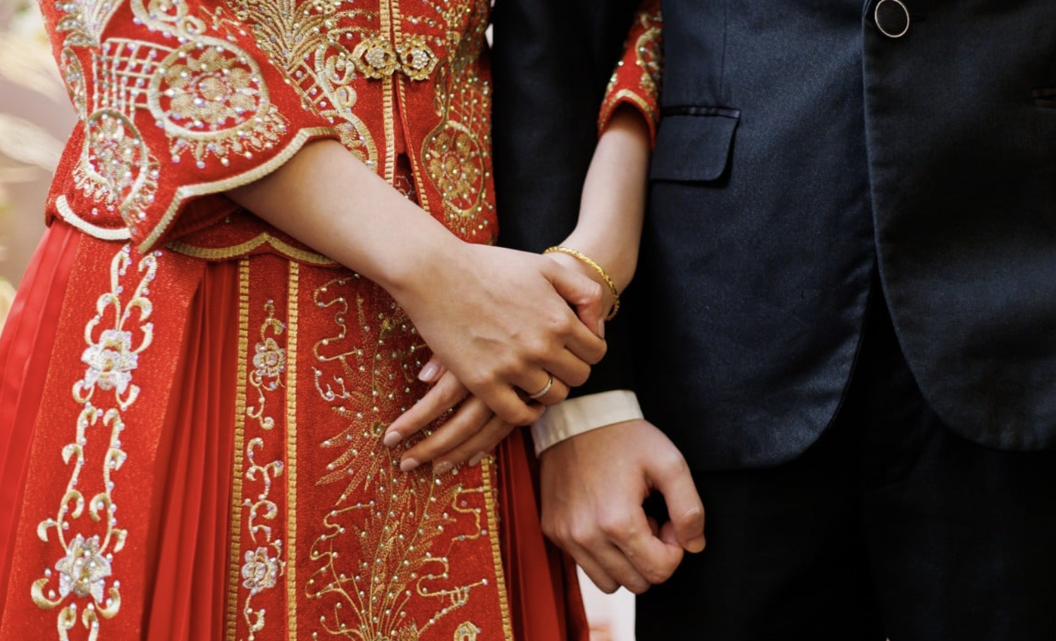 Cưới người ng&ograve;ai tỉnh v&agrave; những mức phạt kh&oacute; tin ở l&agrave;ng Trung Quốc - Ảnh 2.