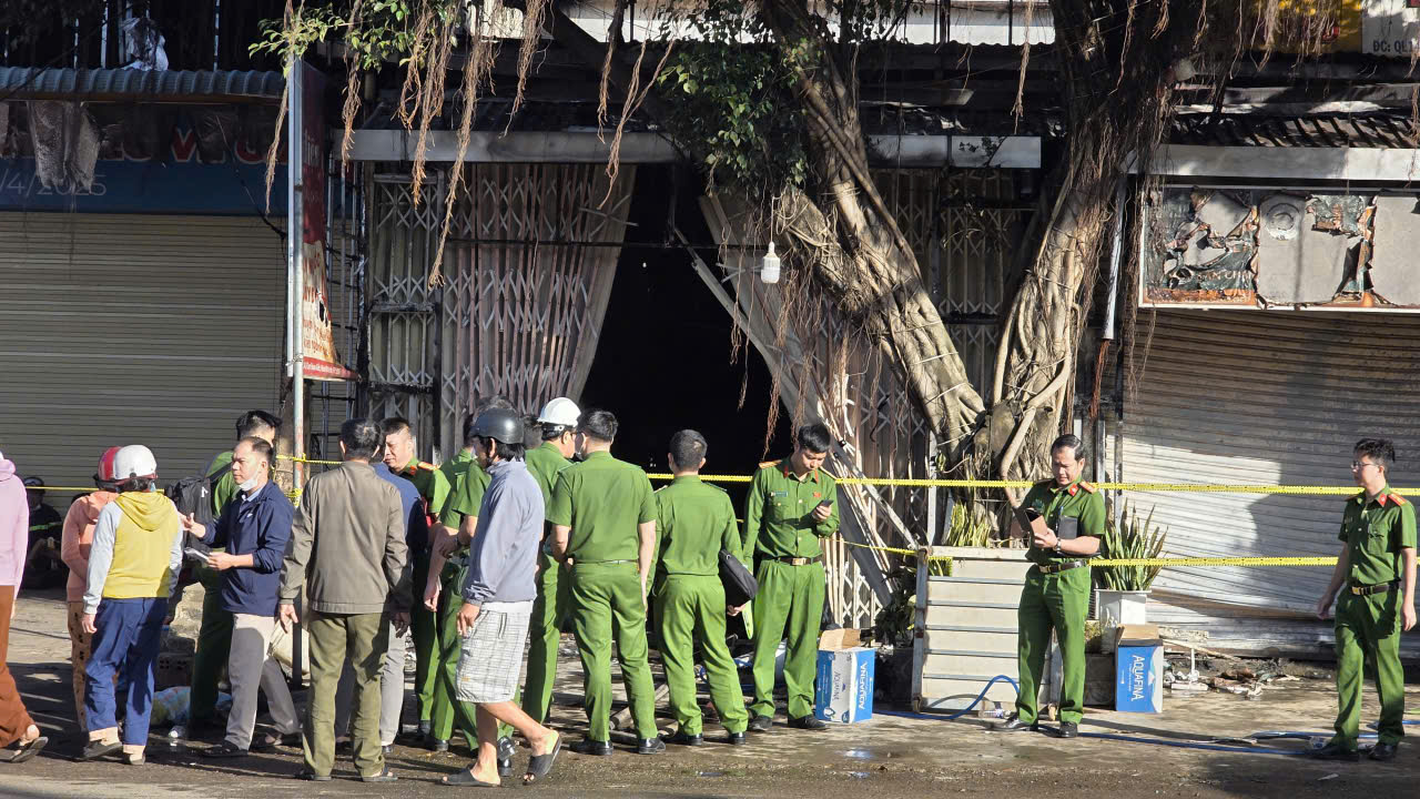 Vụ ch&aacute;y nh&agrave; ở Đắk Lắk: V&igrave; sao 4 người chết, b&eacute; 1 th&aacute;ng tuổi tho&aacute;t chết? - Ảnh 1.