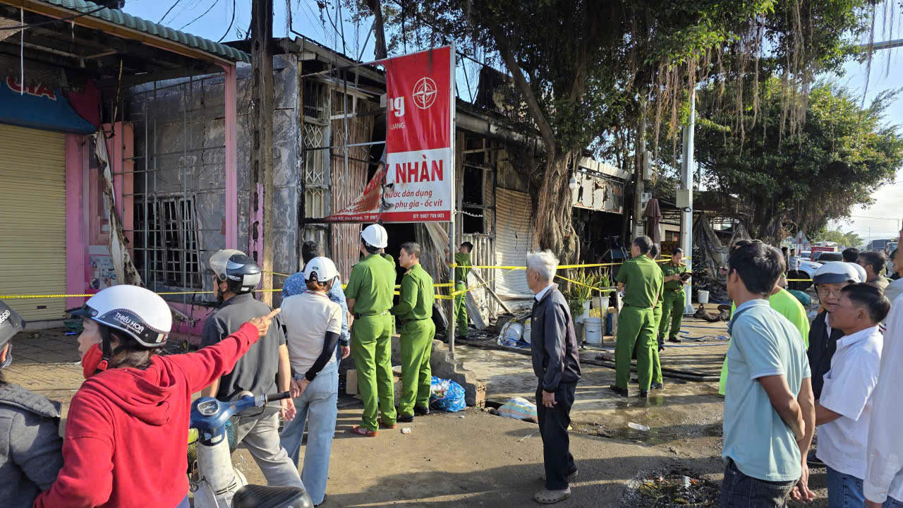 Cấp cứu khẩn cấp b&eacute; 1 th&aacute;ng tuổi v&agrave; chiến sĩ trong vụ ch&aacute;y khiến 4 người tử vong - Ảnh 1.