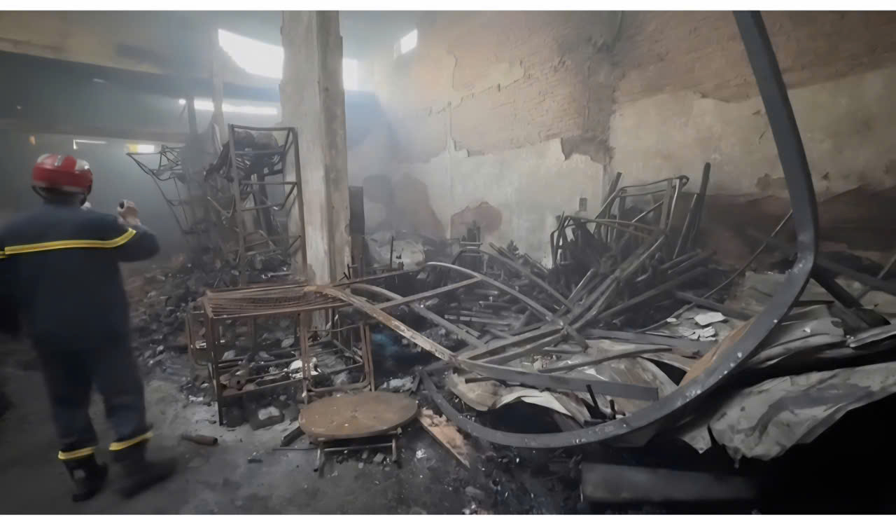 Kh&aacute;m nghiệm hiện trường vụ ch&aacute;y nh&agrave; ở Đắk Lắk khiến 4 người thiệt mạng - Ảnh 1.