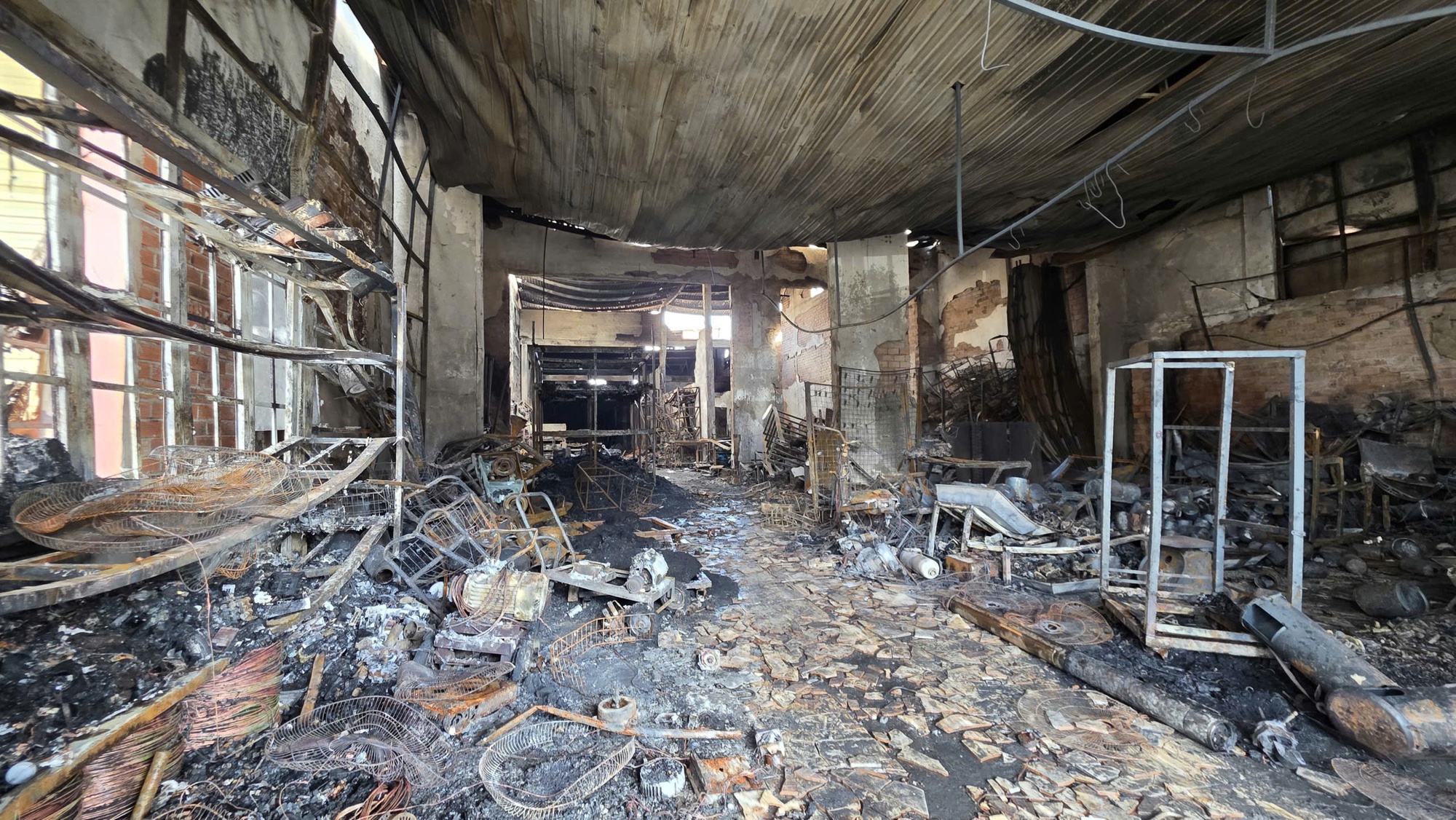 Vụ ch&aacute;y Đắk Lắk khiến 4 người tử vong: Nỗi đau kh&ocirc;ng thể n&agrave;o qu&ecirc;n - Ảnh 2.