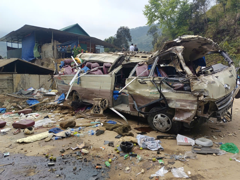 Xe kh&aacute;ch lật chở đo&agrave;n thiện nguyện ở Lạng Sơn khiến 18 người thương vong - Ảnh 2.