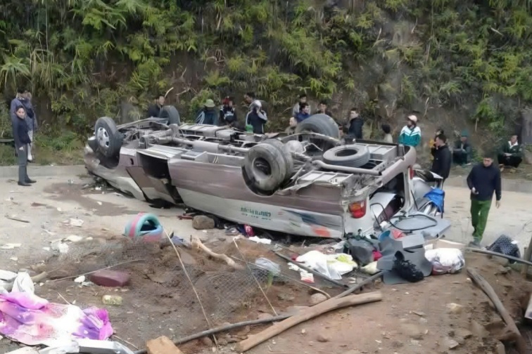 Xe kh&aacute;ch lật chở đo&agrave;n thiện nguyện ở Lạng Sơn khiến 18 người thương vong - Ảnh 1.