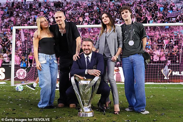 Lý do thực sự khiến vợ chồng Beckham bị con cả "block", hé lộ biệt danh kém duyên Victoria đặt cho con dâu - Ảnh 1.