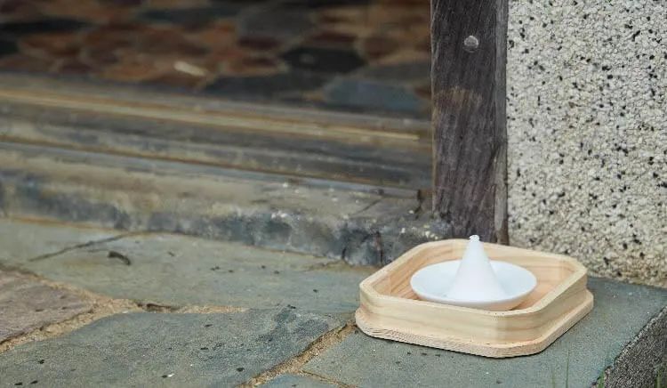 &Ocirc;ng b&agrave; dặn: Muốn nh&agrave; ph&aacute;t &ndash; cửa vượng, h&atilde;y đặt muối đ&uacute;ng 3 vị tr&iacute; n&agrave;y để k&iacute;ch hoạt t&agrave;i lộc mạnh nhất&rdquo;- Ảnh 1.