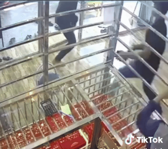 Đến tiệm vàng đòi xem vòng vàng rồi chạy mất, tên cướp không ngờ nhân viên đã đi trước 1 bước - Ảnh 2.