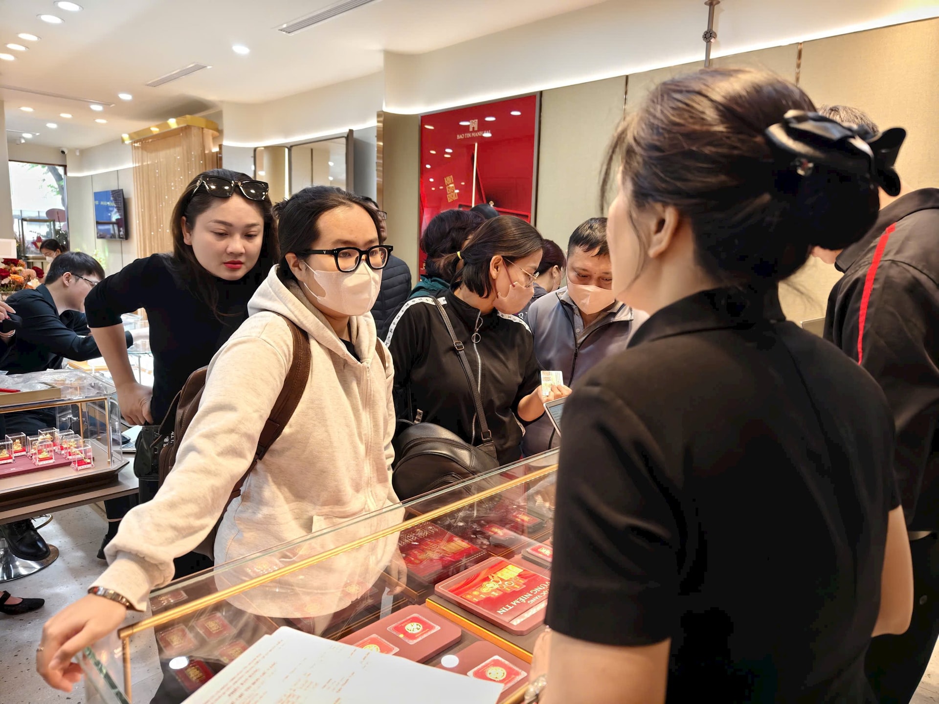 V&agrave;ng chỉ cần 300.000 đồng để c&aacute;n mốc kỷ lục chưa từng c&oacute; ở VN, bạc tăng kh&ocirc;ng cản nổi: Chuy&ecirc;n gia n&oacute;i g&igrave;?