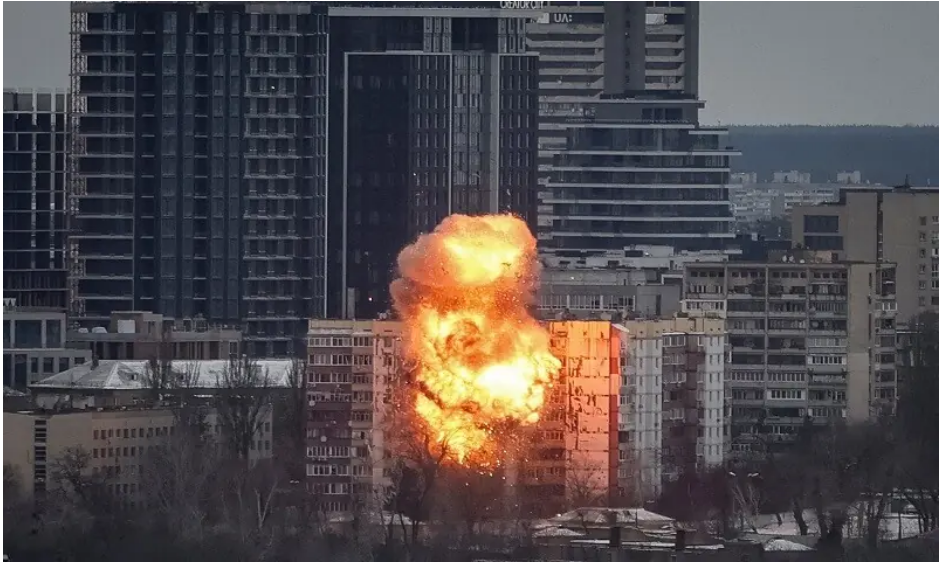 Nga dội hỏa lực suốt 10 giờ v&agrave;o Kiev khi &ocirc;ng Zelensky đi Mỹ gặp TT Trump, &ocirc;ng Putin ph&aacute;t lệnh trong đ&ecirc;m muộn - Ảnh 1.