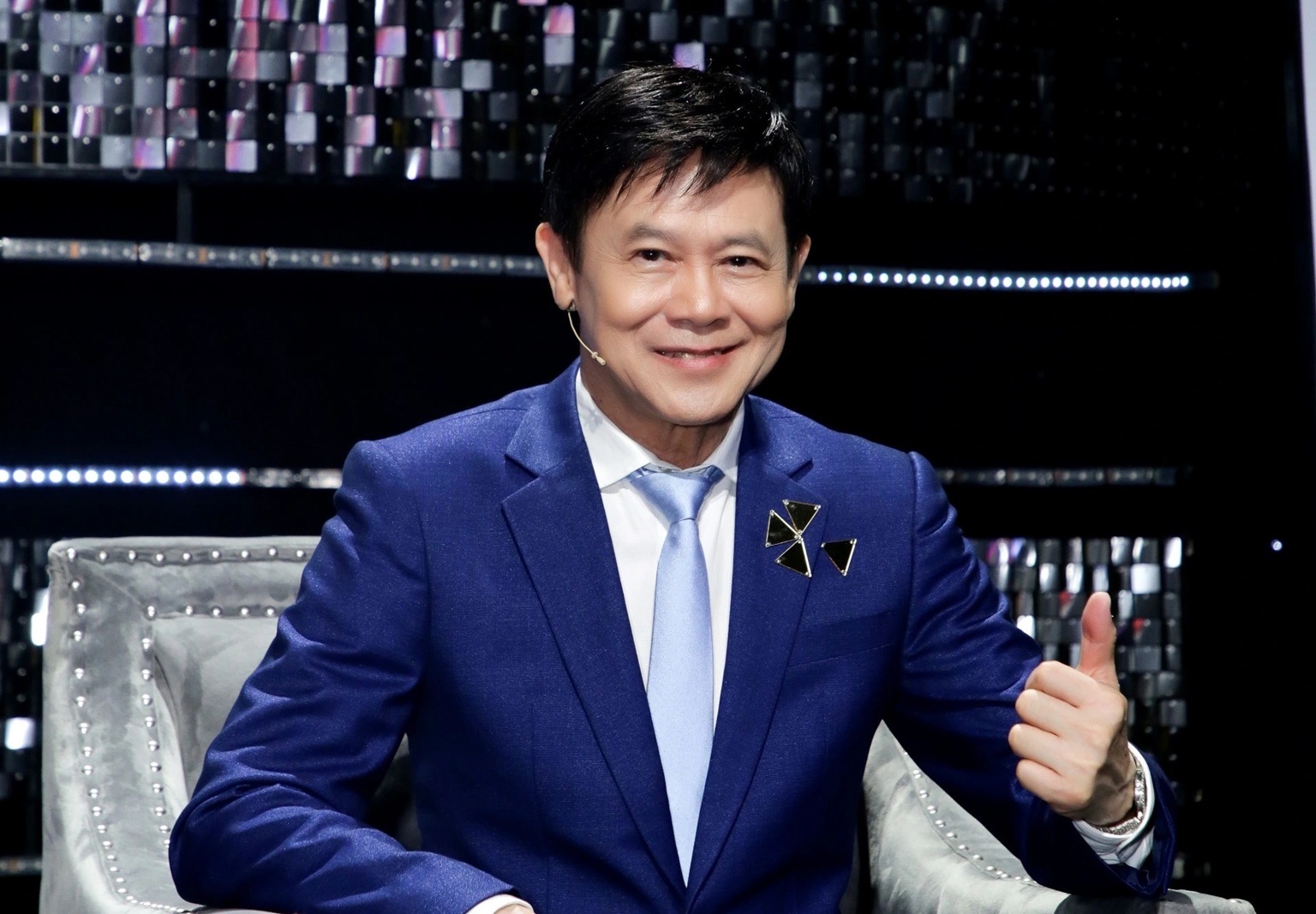 Nam danh ca gần 70 tuổi mới c&ocirc;ng khai bạn đời: Vợ chồng "d&iacute;nh như sam&rdquo;, đưa hết tiền cho nửa kia giữ - Ảnh 1.