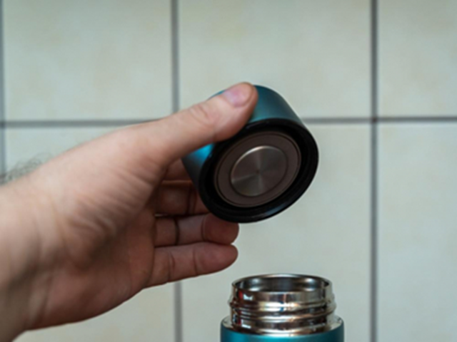 C&ocirc; g&aacute;i ti&ecirc;u chảy nặng sau khi uống nước trong cốc giữ nhiệt, thứ đ&aacute;ng sợ xuất hiện khi mở nắp ra- Ảnh 1.