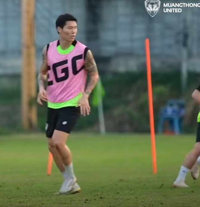 Cựu sao HAGL bất ngờ rời V.League, sang Th&aacute;i Lan đầu qu&acirc;n cho đội b&oacute;ng cũ của Văn L&acirc;m - Ảnh 1.