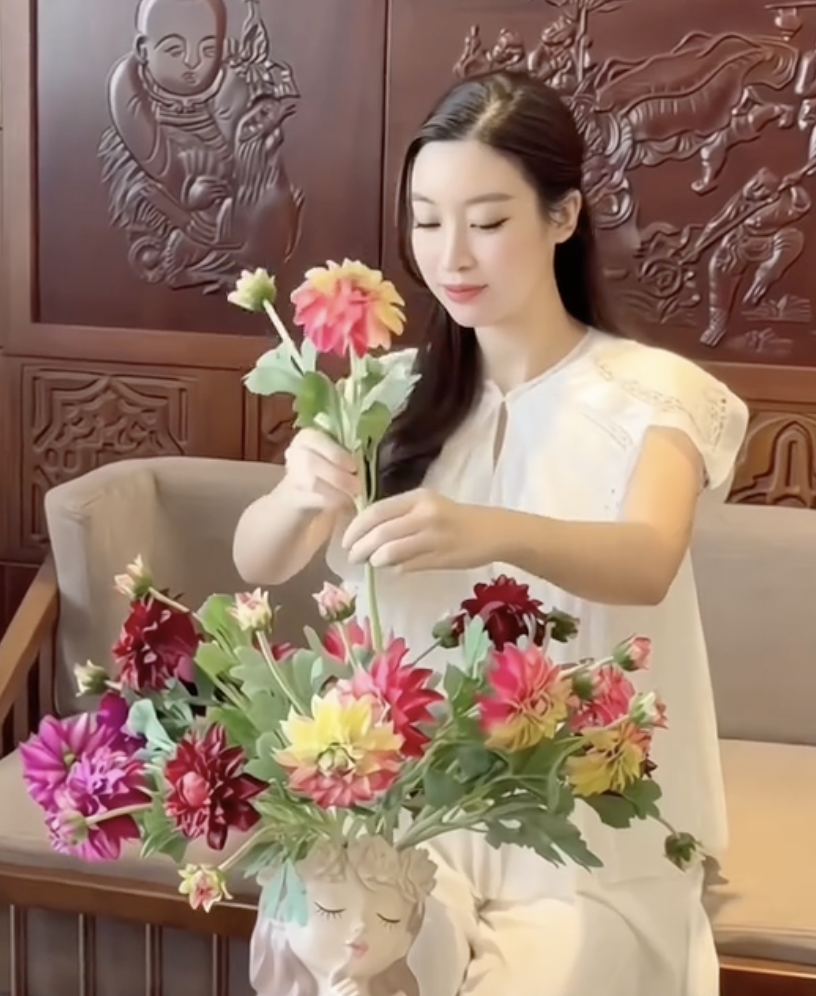 Đỗ Mỹ Linh trổ t&agrave;i cắm hoa, khoe cuộc sống "d&acirc;u h&agrave;o m&ocirc;n", v&oacute;c d&aacute;ng g&acirc;y ch&uacute; &yacute; giữa tin đồn mang bầu lần 2 - Ảnh 1.