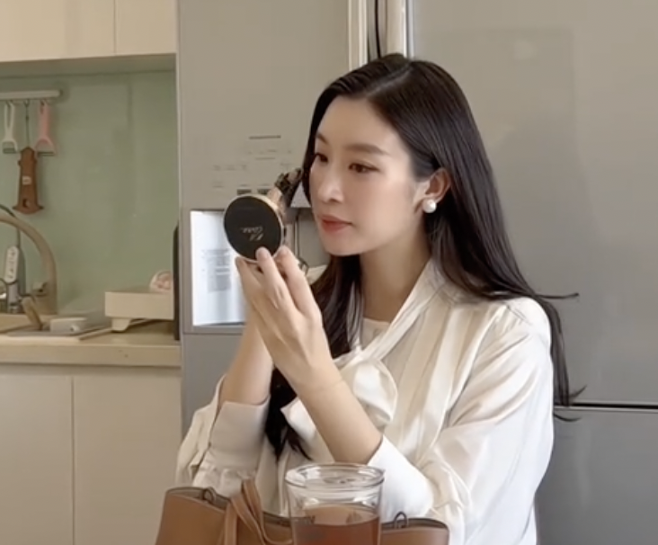 Đỗ Mỹ Linh trổ t&agrave;i cắm hoa, khoe cuộc sống "d&acirc;u h&agrave;o m&ocirc;n", v&oacute;c d&aacute;ng g&acirc;y ch&uacute; &yacute; giữa tin đồn mang bầu lần 2 - Ảnh 4.