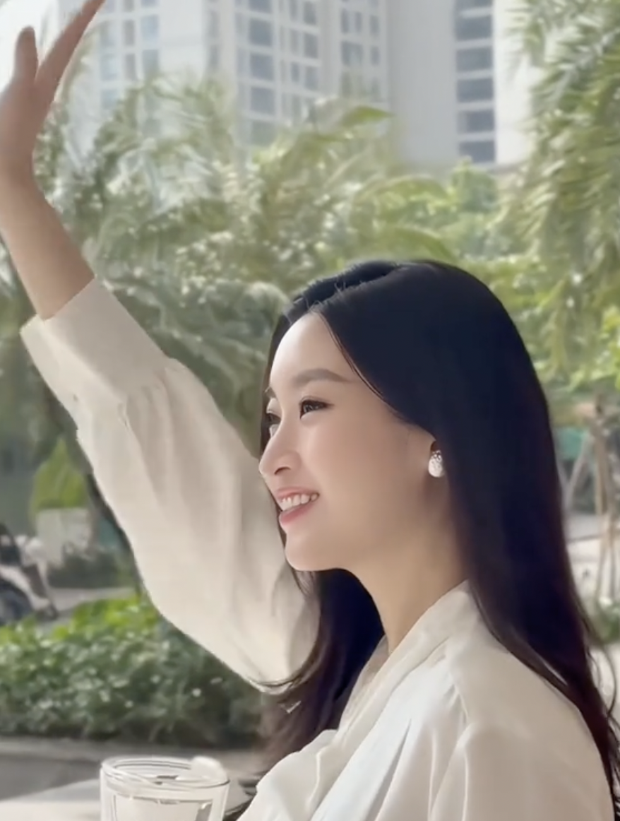 Đỗ Mỹ Linh trổ t&agrave;i cắm hoa, khoe cuộc sống "d&acirc;u h&agrave;o m&ocirc;n", v&oacute;c d&aacute;ng g&acirc;y ch&uacute; &yacute; giữa tin đồn mang bầu lần 2 - Ảnh 6.