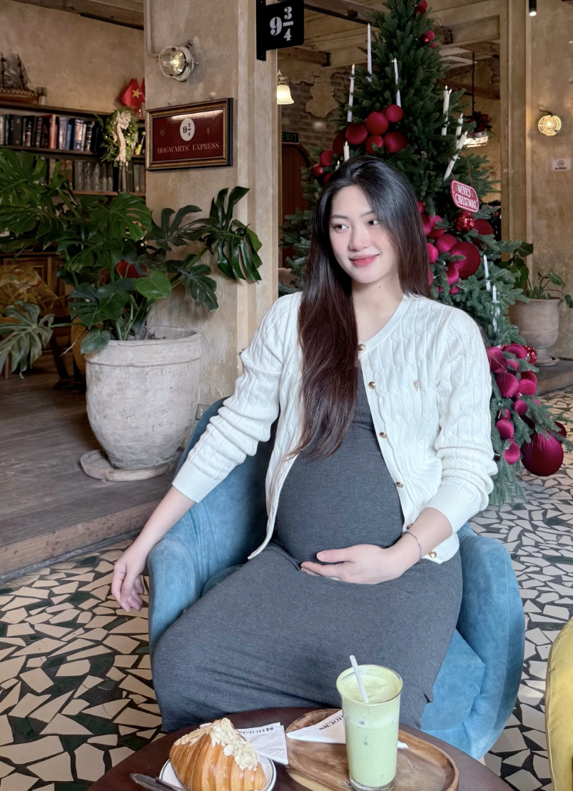 Hoa kh&ocirc;i b&oacute;ng chuyền Việt Hương c&oacute; tin vui với thiếu gia Sơn La, bụng bầu vượt mặt visual vẫn cực đỉnh- Ảnh 2.