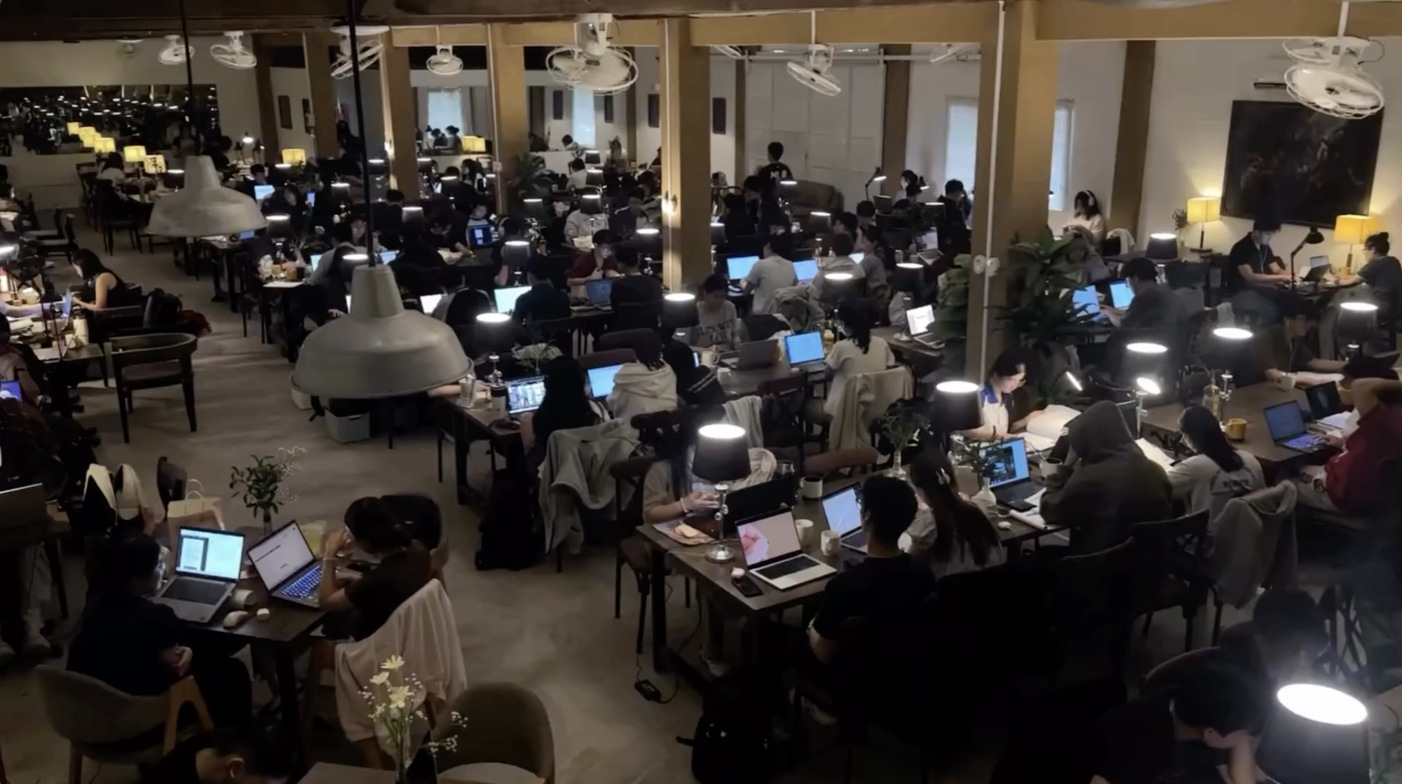 Cảnh tượng học h&agrave;nh kinh khủng tại 1 qu&aacute;n c&agrave; ph&ecirc; ở Việt Nam, ai nh&igrave;n v&agrave;o cũng thấy thật thua k&eacute;m- Ảnh 4.