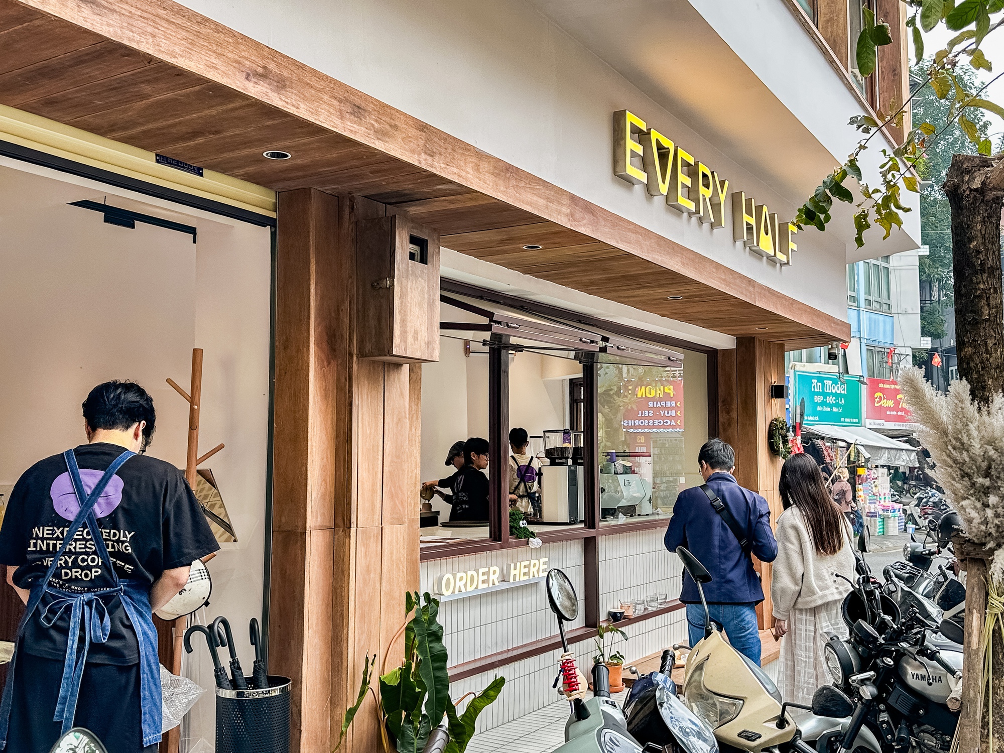 2 h&agrave;ng qu&aacute;n đang khiến phố cổ H&agrave; Nội đ&ocirc;ng nghịt, kh&aacute;ch T&acirc;y kh&aacute;ch Việt xếp h&agrave;ng rồng rắn- Ảnh 10.