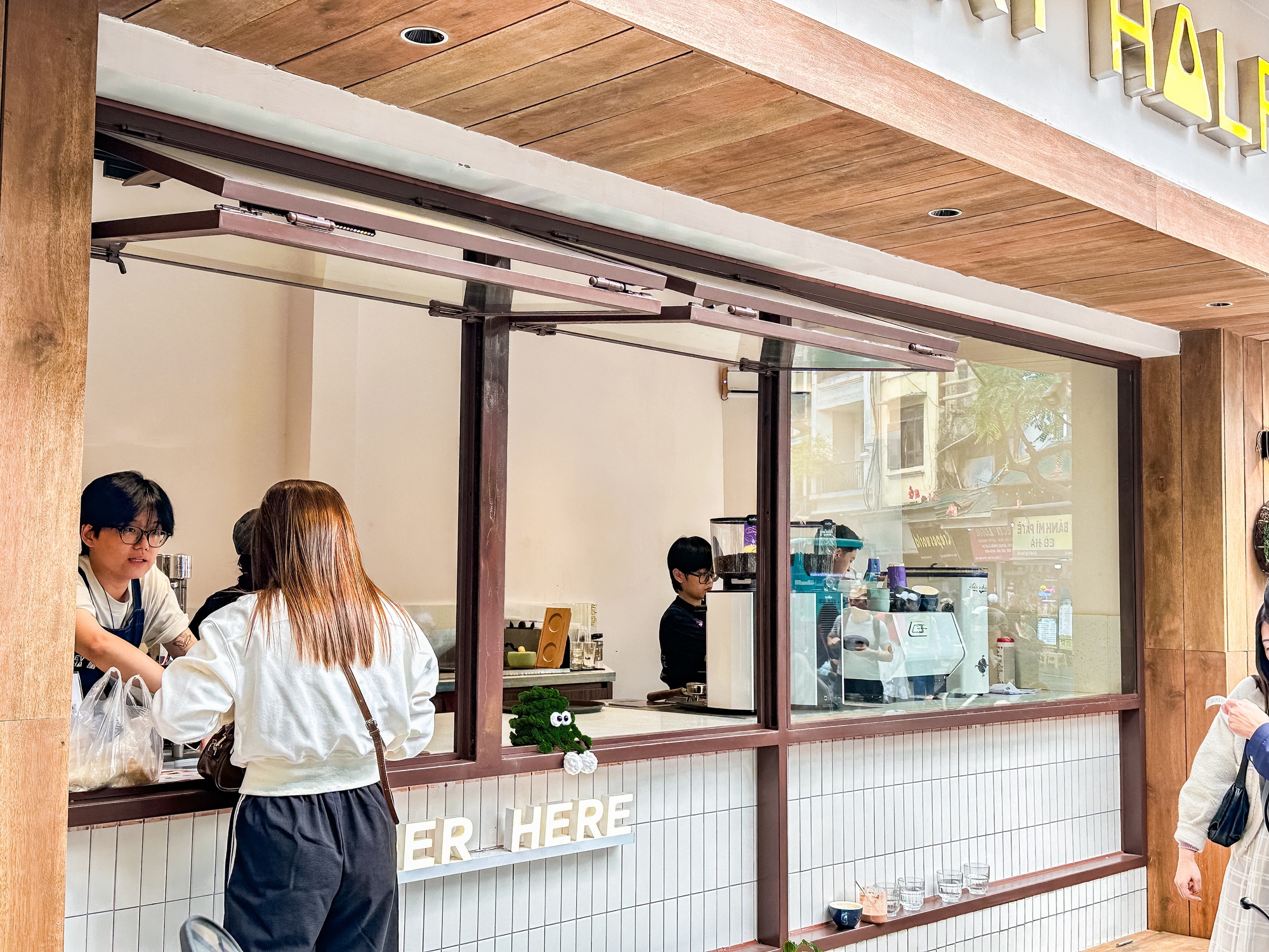 2 h&agrave;ng qu&aacute;n đang khiến phố cổ H&agrave; Nội đ&ocirc;ng nghịt, kh&aacute;ch T&acirc;y kh&aacute;ch Việt xếp h&agrave;ng rồng rắn- Ảnh 12.