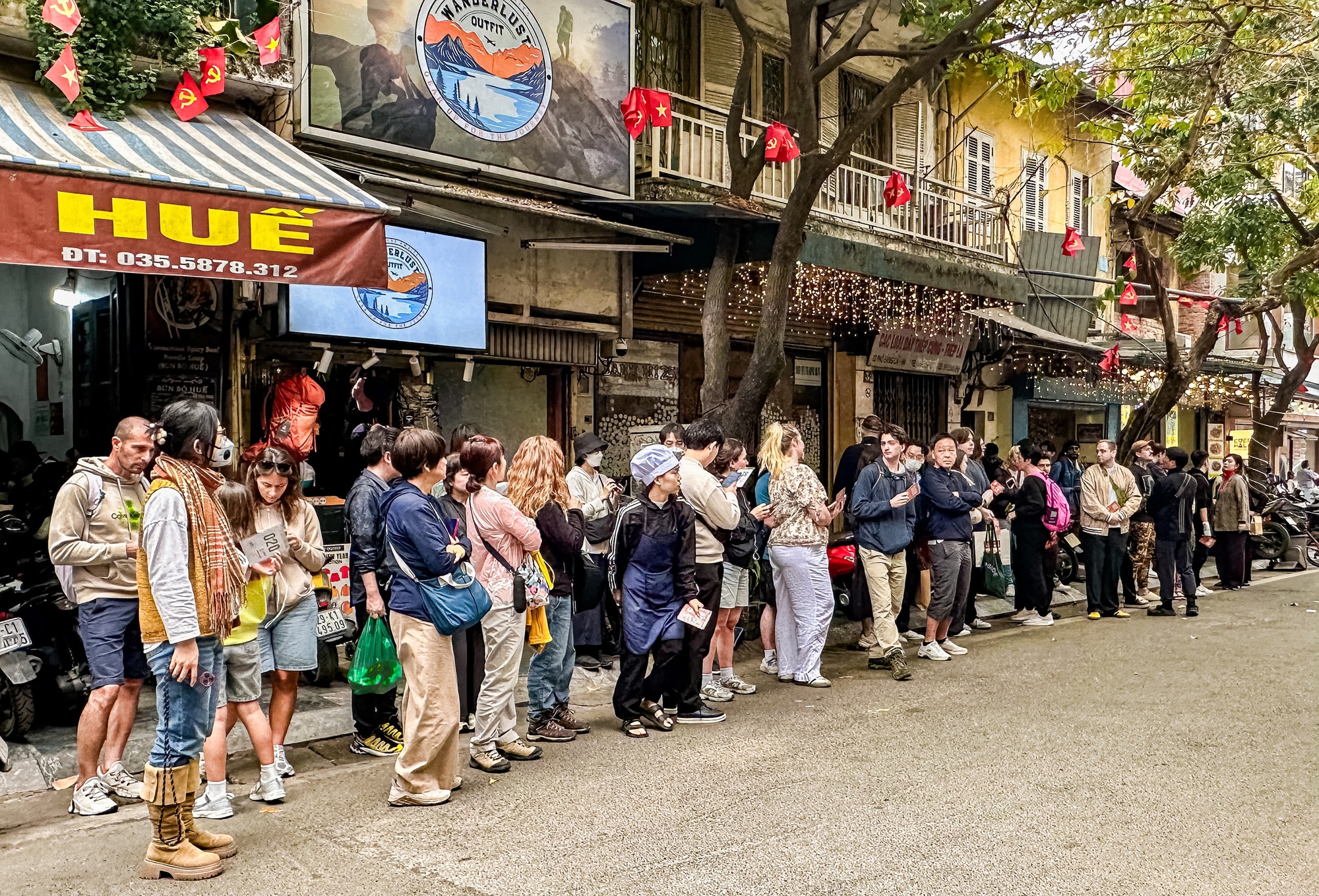 2 h&agrave;ng qu&aacute;n đang khiến phố cổ H&agrave; Nội đ&ocirc;ng nghịt, kh&aacute;ch T&acirc;y kh&aacute;ch Việt xếp h&agrave;ng rồng rắn- Ảnh 1.