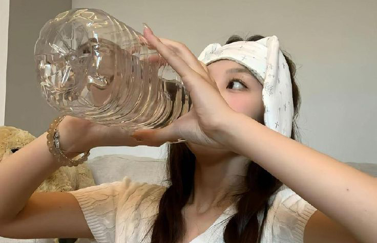 Cặp vợ chồng trẻ c&ugrave;ng mắc ung thư gan chỉ v&igrave; kiểu uống nước lọc nhiều người cho l&agrave; sạch - Ảnh 2.