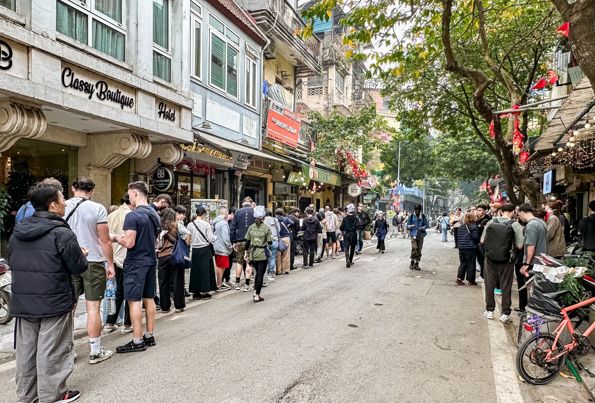 2 h&agrave;ng qu&aacute;n đang khiến phố cổ H&agrave; Nội đ&ocirc;ng nghịt, kh&aacute;ch T&acirc;y kh&aacute;ch Việt xếp h&agrave;ng rồng rắn- Ảnh 4.