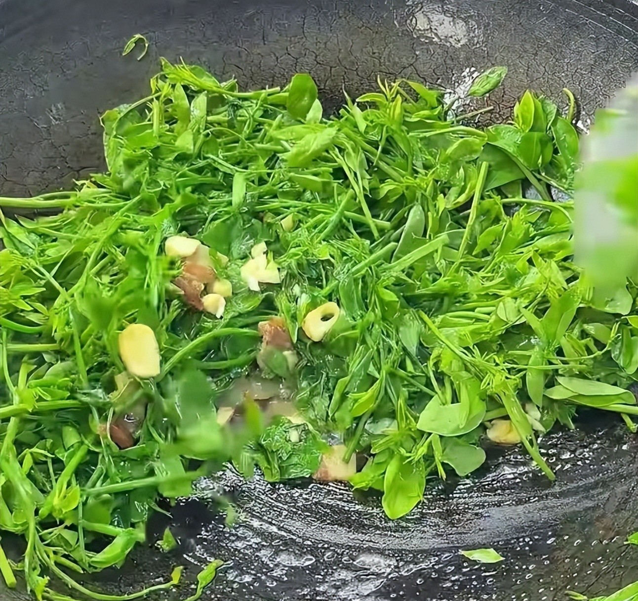 Loại rau xưa nay chỉ tuốt l&aacute; nấu canh, nhưng l&agrave;m theo c&aacute;ch n&agrave;y lại cực ngon, gi&ograve;n v&ocirc; c&ugrave;ng v&agrave; ai ăn cũng bất ngờ- Ảnh 6.