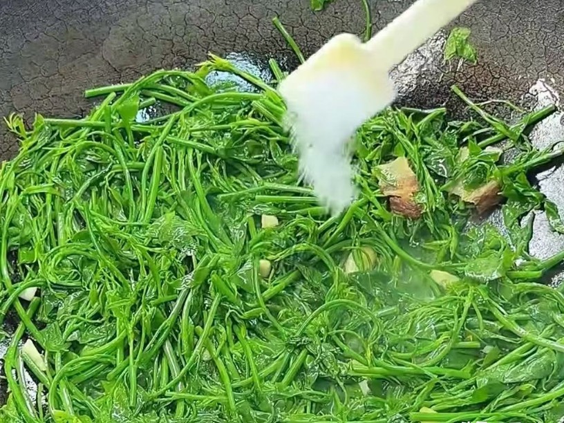 Loại rau xưa nay chỉ tuốt l&aacute; nấu canh, nhưng l&agrave;m theo c&aacute;ch n&agrave;y lại cực ngon, gi&ograve;n v&ocirc; c&ugrave;ng v&agrave; ai ăn cũng bất ngờ- Ảnh 7.