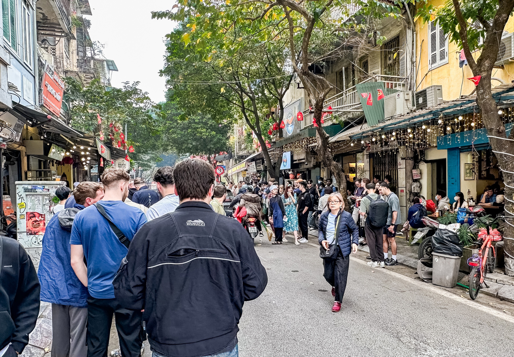 2 h&agrave;ng qu&aacute;n đang khiến phố cổ H&agrave; Nội đ&ocirc;ng nghịt, kh&aacute;ch T&acirc;y kh&aacute;ch Việt xếp h&agrave;ng rồng rắn- Ảnh 6.