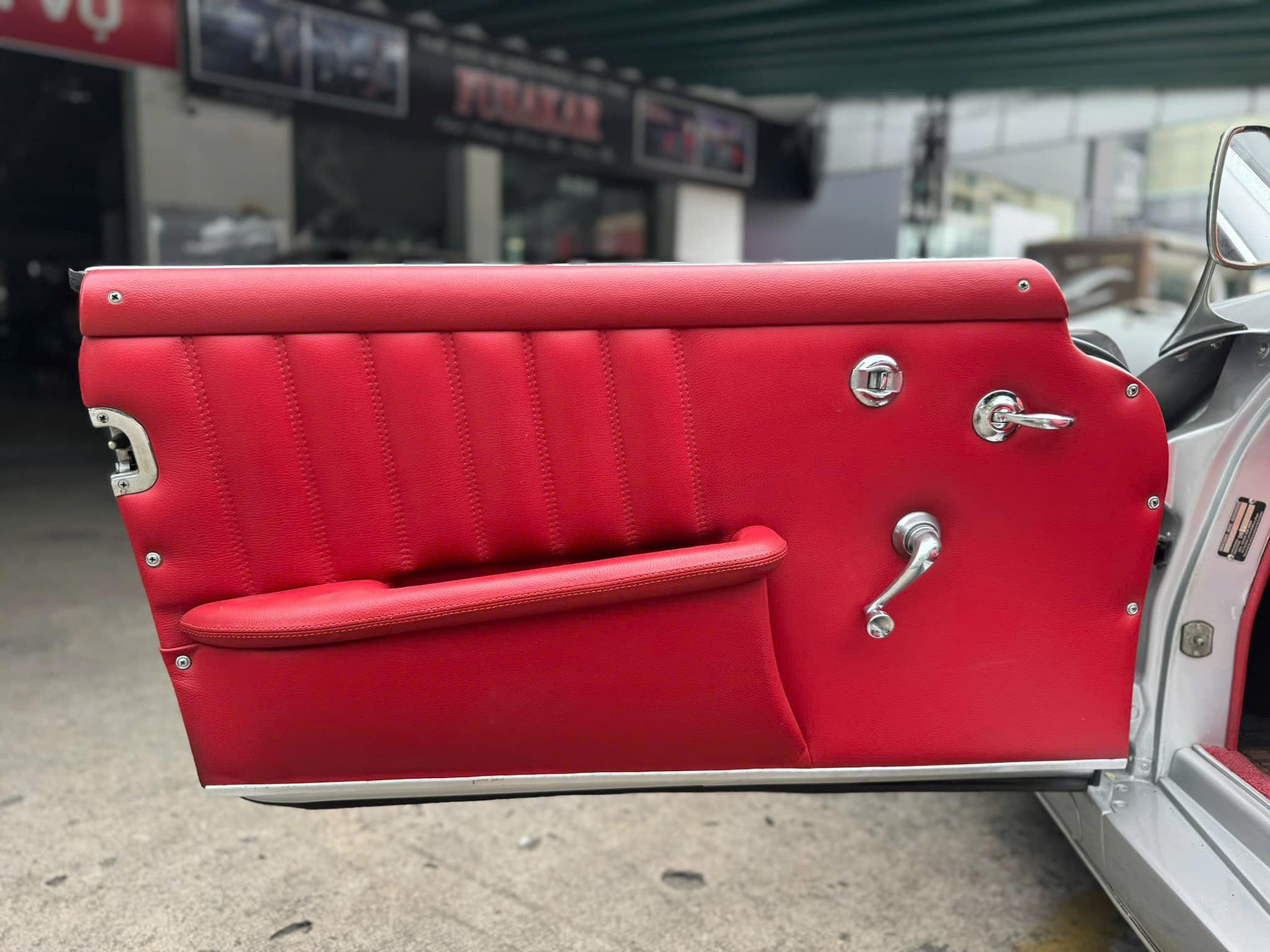 H&agrave;ng hiếm Mercedes-Benz 190 SL gi&aacute; 13 tỷ đồng l&ecirc;n s&agrave;n: &lsquo;M&oacute;n đồ chơi&rsquo; c&ugrave;ng gu với &ocirc;ng Đặng L&ecirc; Nguy&ecirc;n Vũ, cả Việt Nam chỉ c&oacute; v&agrave;i chiếc - Ảnh 12.