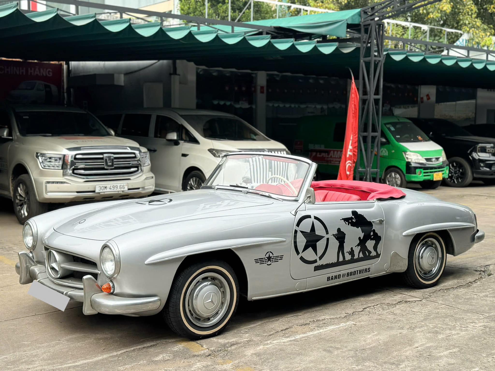 H&agrave;ng hiếm Mercedes-Benz 190 SL gi&aacute; 13 tỷ đồng l&ecirc;n s&agrave;n: &lsquo;M&oacute;n đồ chơi&rsquo; c&ugrave;ng gu với &ocirc;ng Đặng L&ecirc; Nguy&ecirc;n Vũ, cả Việt Nam chỉ c&oacute; v&agrave;i chiếc - Ảnh 2.