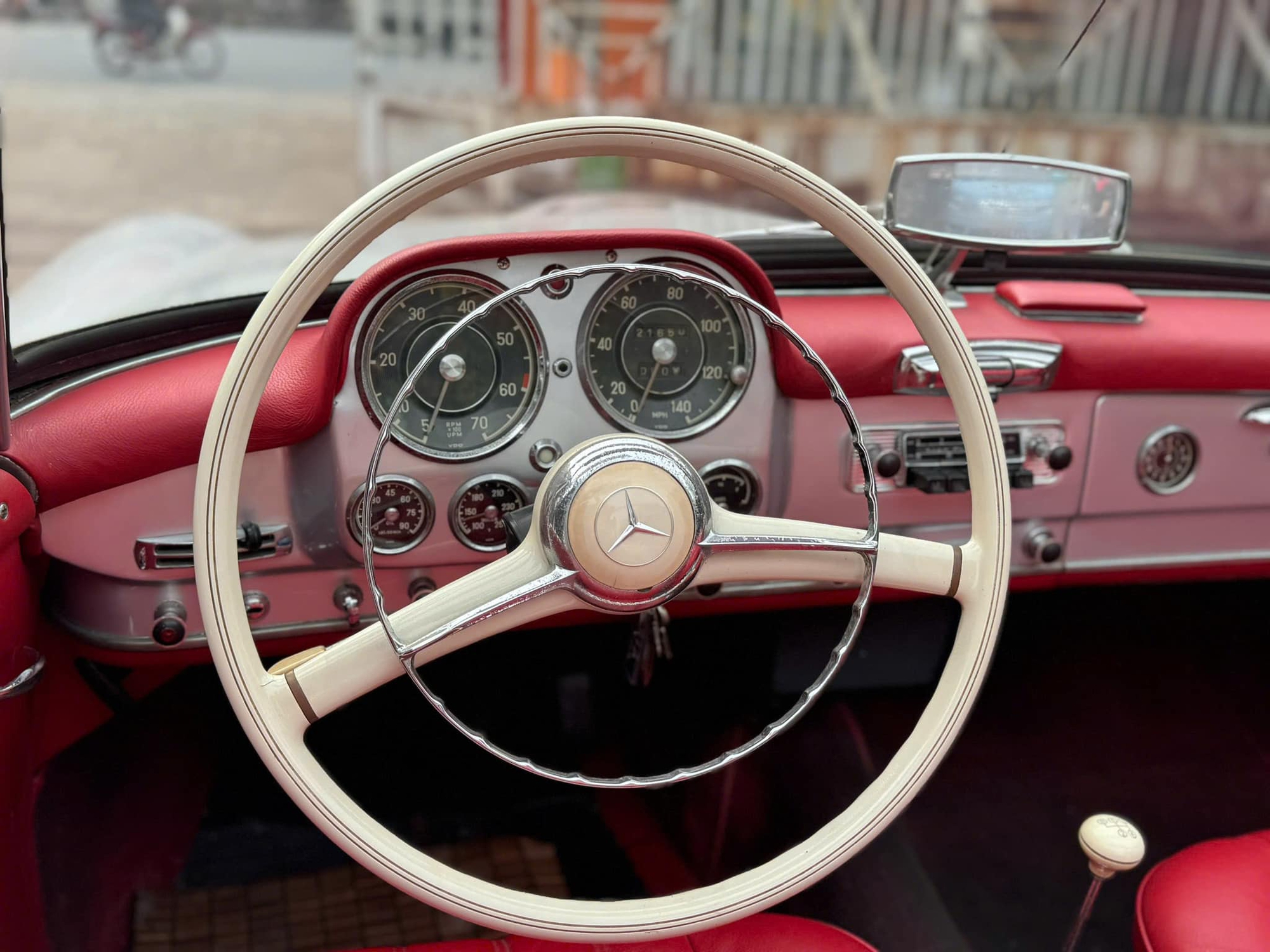 H&agrave;ng hiếm Mercedes-Benz 190 SL gi&aacute; 13 tỷ đồng l&ecirc;n s&agrave;n: &lsquo;M&oacute;n đồ chơi&rsquo; c&ugrave;ng gu với &ocirc;ng Đặng L&ecirc; Nguy&ecirc;n Vũ, cả Việt Nam chỉ c&oacute; v&agrave;i chiếc - Ảnh 11.