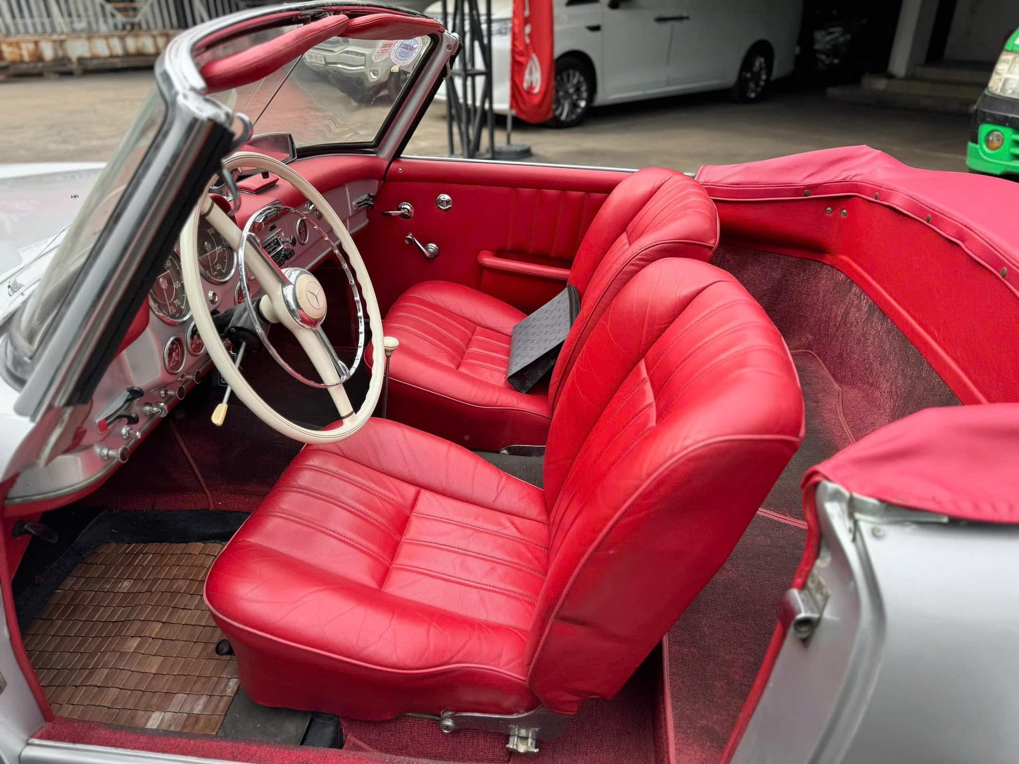 H&agrave;ng hiếm Mercedes-Benz 190 SL gi&aacute; 13 tỷ đồng l&ecirc;n s&agrave;n: &lsquo;M&oacute;n đồ chơi&rsquo; c&ugrave;ng gu với &ocirc;ng Đặng L&ecirc; Nguy&ecirc;n Vũ, cả Việt Nam chỉ c&oacute; v&agrave;i chiếc - Ảnh 8.