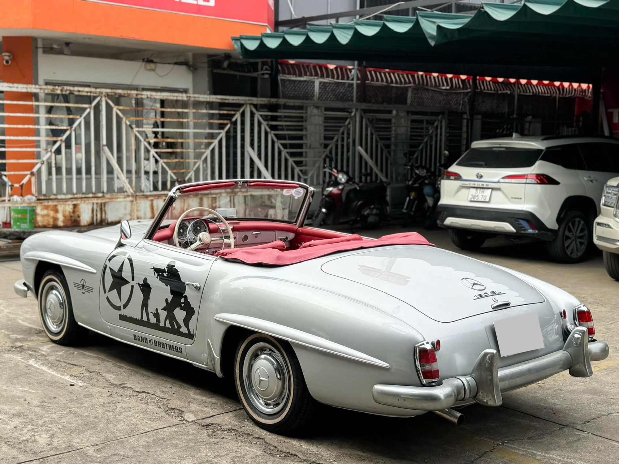 H&agrave;ng hiếm Mercedes-Benz 190 SL gi&aacute; 13 tỷ đồng l&ecirc;n s&agrave;n: &lsquo;M&oacute;n đồ chơi&rsquo; c&ugrave;ng gu với &ocirc;ng Đặng L&ecirc; Nguy&ecirc;n Vũ, cả Việt Nam chỉ c&oacute; v&agrave;i chiếc - Ảnh 3.