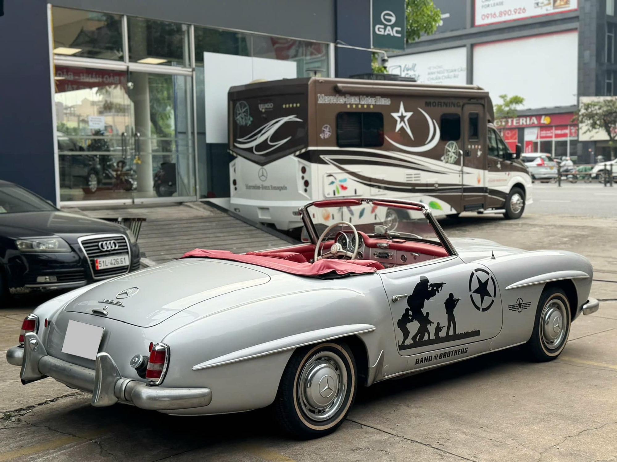 H&agrave;ng hiếm Mercedes-Benz 190 SL gi&aacute; 13 tỷ đồng l&ecirc;n s&agrave;n: &lsquo;M&oacute;n đồ chơi&rsquo; c&ugrave;ng gu với &ocirc;ng Đặng L&ecirc; Nguy&ecirc;n Vũ, cả Việt Nam chỉ c&oacute; v&agrave;i chiếc - Ảnh 6.