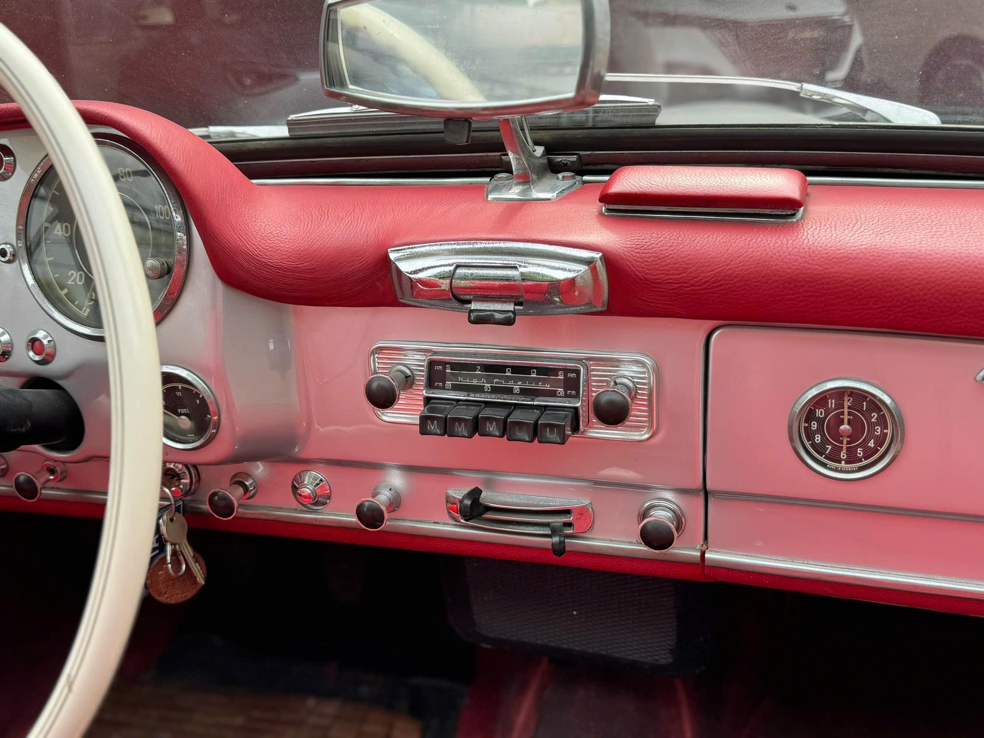 H&agrave;ng hiếm Mercedes-Benz 190 SL gi&aacute; 13 tỷ đồng l&ecirc;n s&agrave;n: &lsquo;M&oacute;n đồ chơi&rsquo; c&ugrave;ng gu với &ocirc;ng Đặng L&ecirc; Nguy&ecirc;n Vũ, cả Việt Nam chỉ c&oacute; v&agrave;i chiếc - Ảnh 10.