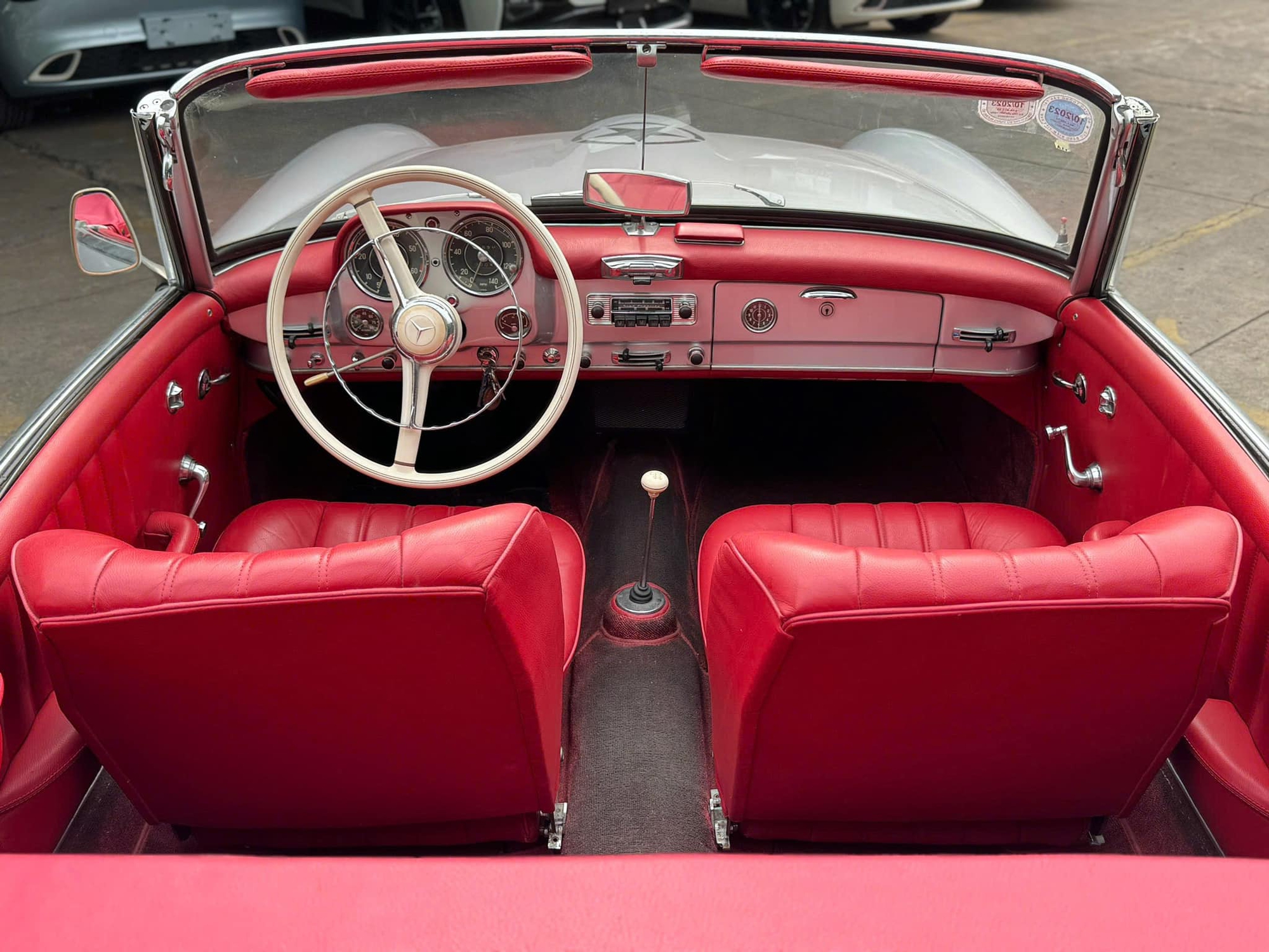 H&agrave;ng hiếm Mercedes-Benz 190 SL gi&aacute; 13 tỷ đồng l&ecirc;n s&agrave;n: &lsquo;M&oacute;n đồ chơi&rsquo; c&ugrave;ng gu với &ocirc;ng Đặng L&ecirc; Nguy&ecirc;n Vũ, cả Việt Nam chỉ c&oacute; v&agrave;i chiếc - Ảnh 4.