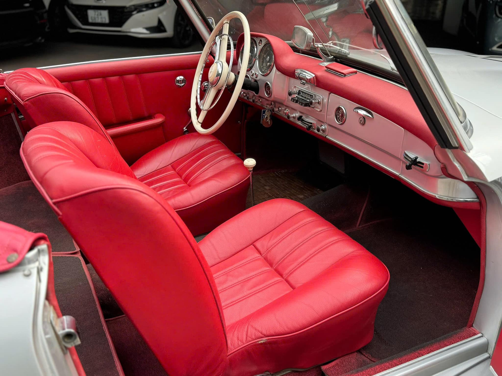 H&agrave;ng hiếm Mercedes-Benz 190 SL gi&aacute; 13 tỷ đồng l&ecirc;n s&agrave;n: &lsquo;M&oacute;n đồ chơi&rsquo; c&ugrave;ng gu với &ocirc;ng Đặng L&ecirc; Nguy&ecirc;n Vũ, cả Việt Nam chỉ c&oacute; v&agrave;i chiếc - Ảnh 9.