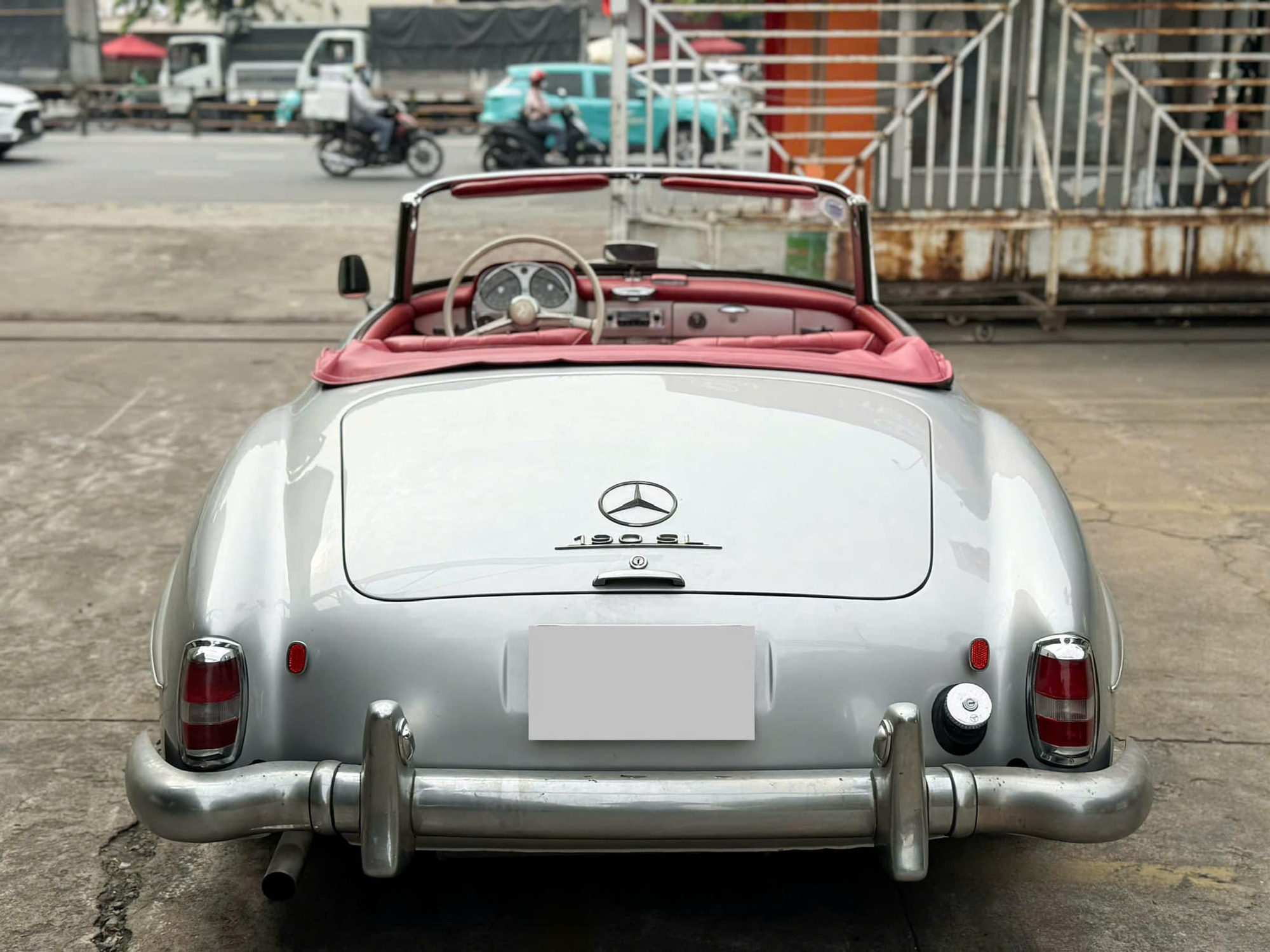 H&agrave;ng hiếm Mercedes-Benz 190 SL gi&aacute; 13 tỷ đồng l&ecirc;n s&agrave;n: &lsquo;M&oacute;n đồ chơi&rsquo; c&ugrave;ng gu với &ocirc;ng Đặng L&ecirc; Nguy&ecirc;n Vũ, cả Việt Nam chỉ c&oacute; v&agrave;i chiếc - Ảnh 7.