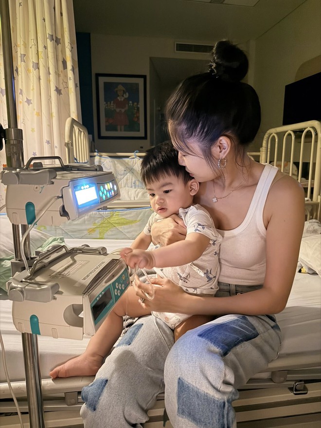 Sao Vbiz bất an vì con 2 ngày 2 đêm không ngủ, liên tục nôn ói- Ảnh 3. Sao Vbiz bất an vì con 2 ngày 2 đêm không ngủ, liên tục nôn ói- Ảnh 3.
