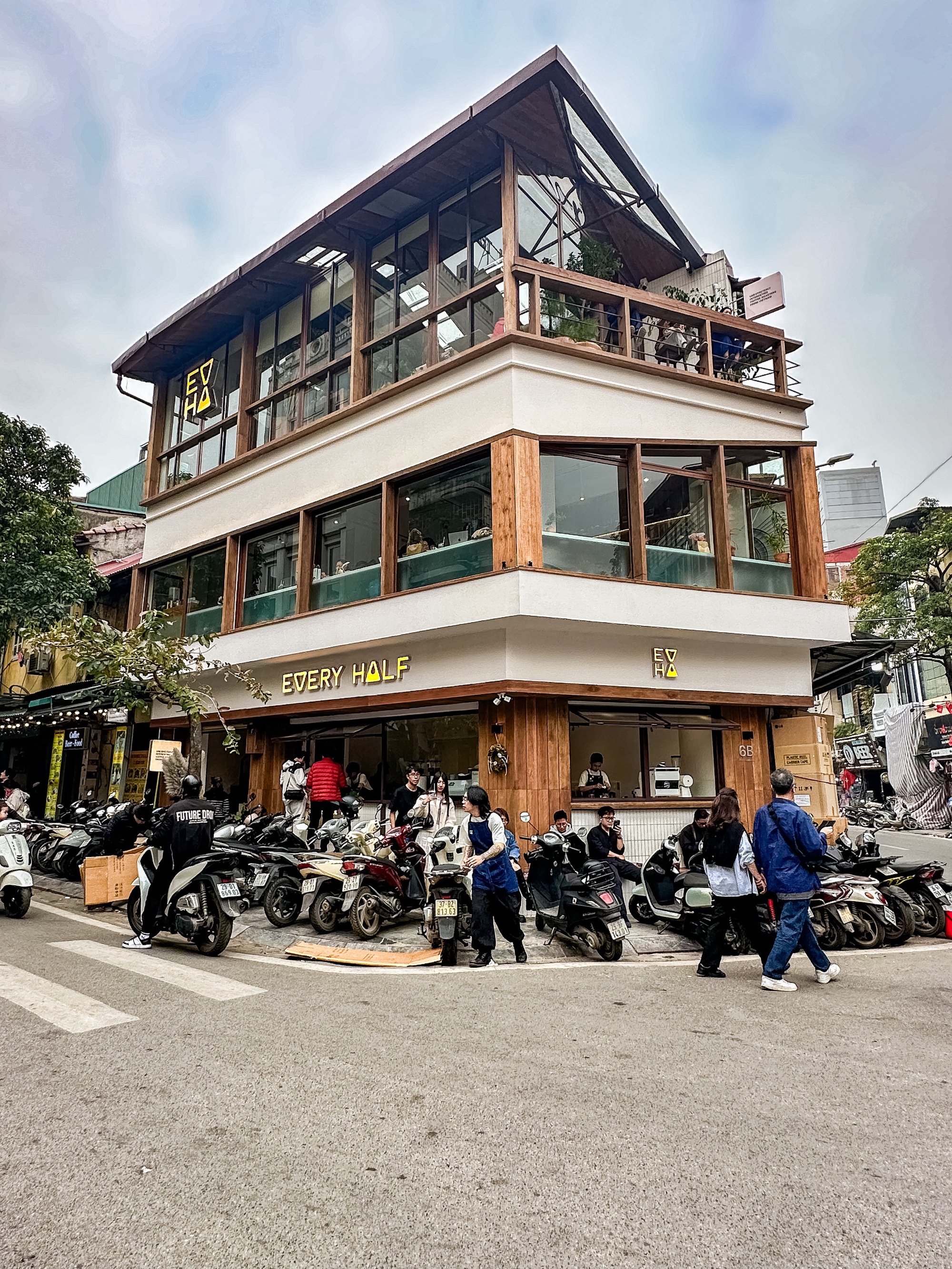 2 h&agrave;ng qu&aacute;n đang khiến phố cổ H&agrave; Nội đ&ocirc;ng nghịt, kh&aacute;ch T&acirc;y kh&aacute;ch Việt xếp h&agrave;ng rồng rắn- Ảnh 11.