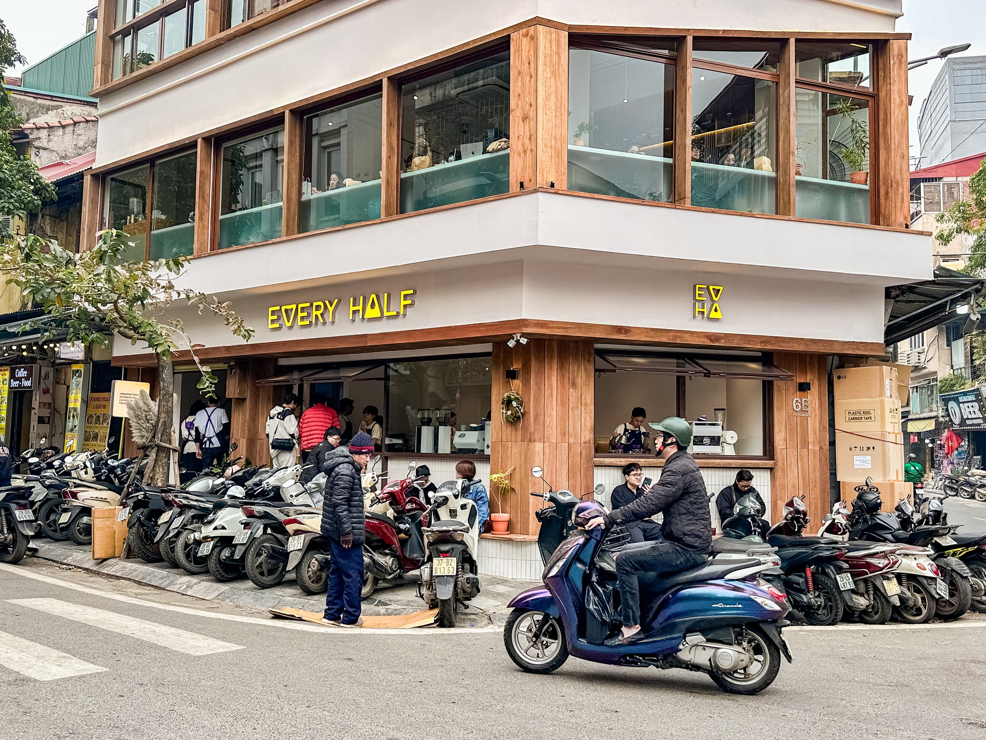 2 h&agrave;ng qu&aacute;n đang khiến phố cổ H&agrave; Nội đ&ocirc;ng nghịt, kh&aacute;ch T&acirc;y kh&aacute;ch Việt xếp h&agrave;ng rồng rắn- Ảnh 13.